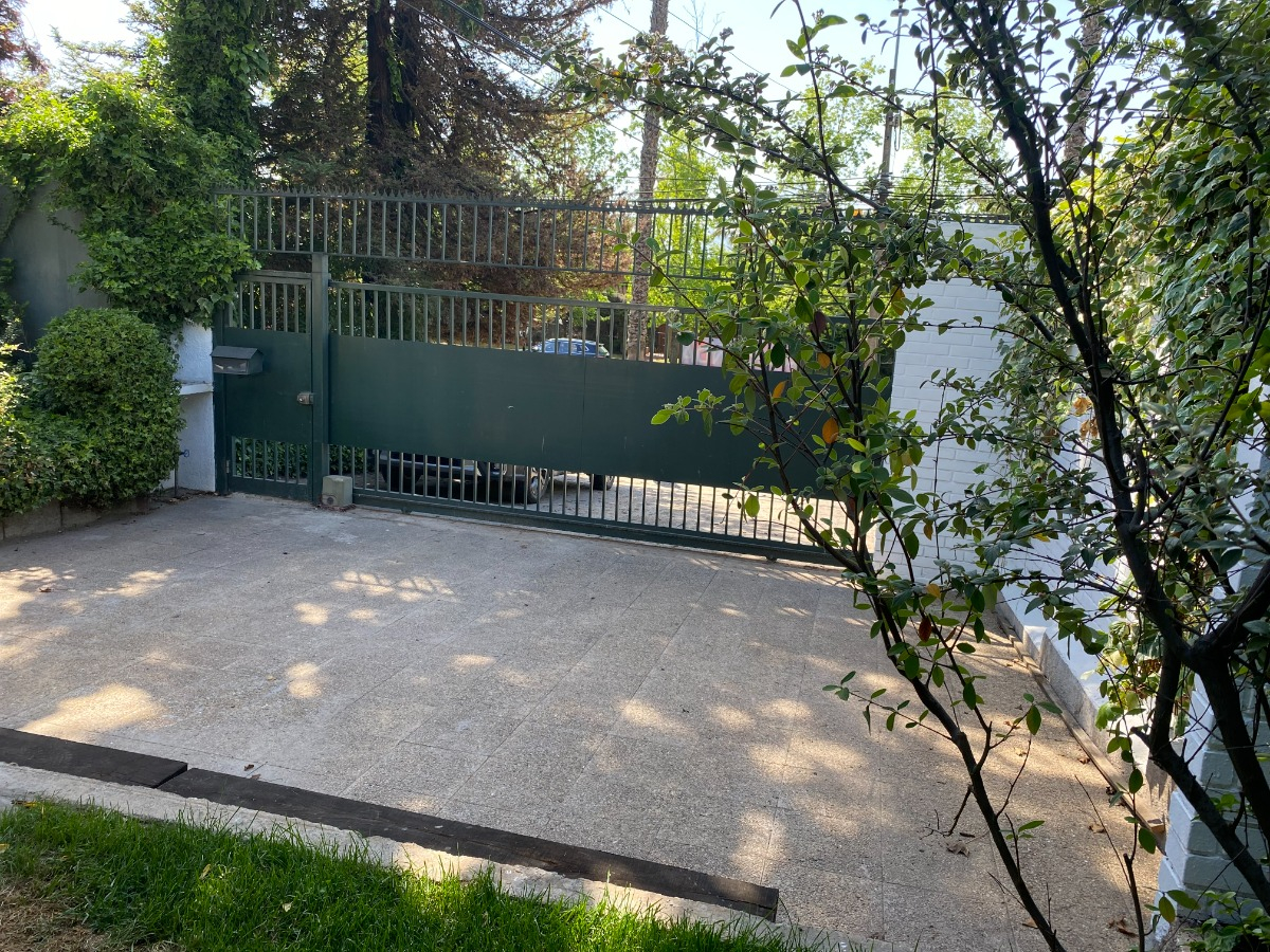 Arriendo Casa 4D en suite Walk-in cl&oacute;set 4B 2E 1B San Carlos de Apoquindo - Las Condes