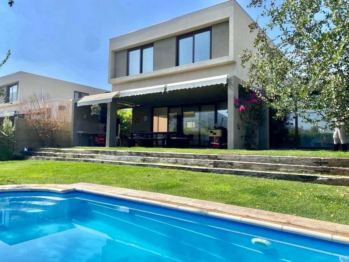 Venta Casa N 4D en suite Walk-in cl&oacute;set 4B 2E Chicureo - Colina