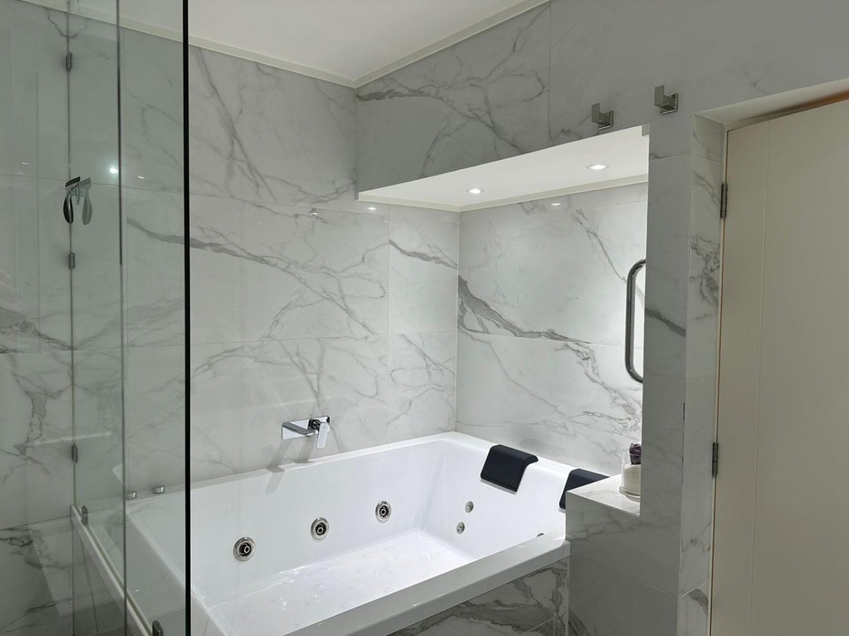 Arriendo Casa 6D en suite Walk-in cl&oacute;set 4B 4E 1B Metro Manquehue - Apumanque - Las Condes