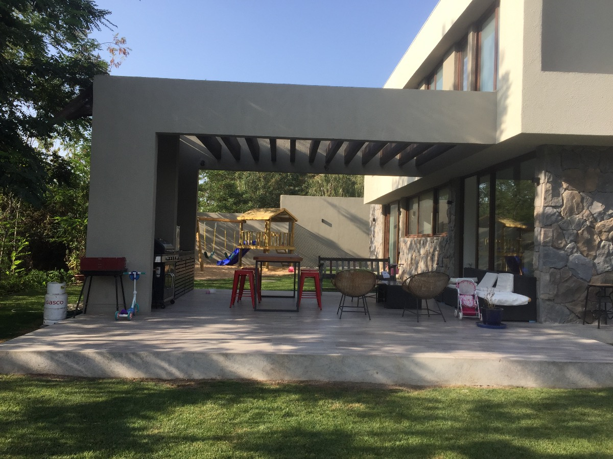 Venta Casa NOSP 4D en suite Walk-in cl&oacute;set 4B 4E 1B  - Requ&iacute;noa