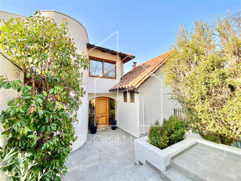 Venta Casa Nor-Oriente 4D en suite Walk-in cl&oacute;set 3B 2E 1B San Carlos de Apoquindo - Las Condes