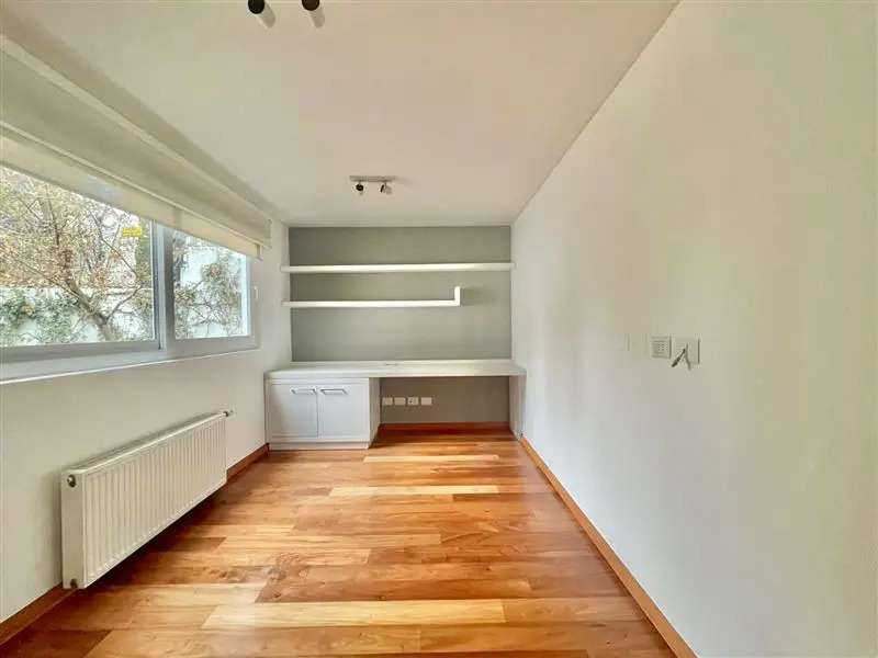 Arriendo Casa NorOriente-Poniente 6D 4B 2E 1B Borde R&iacute;o - Casa Piedra - Vitacura
