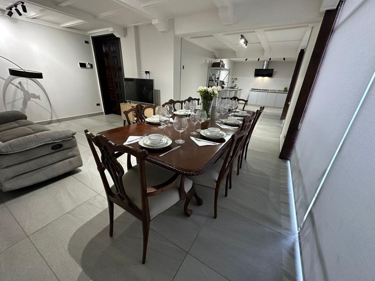 Arriendo Casa 6D en suite Walk-in cl&oacute;set 4B 4E 1B Metro Manquehue - Apumanque - Las Condes