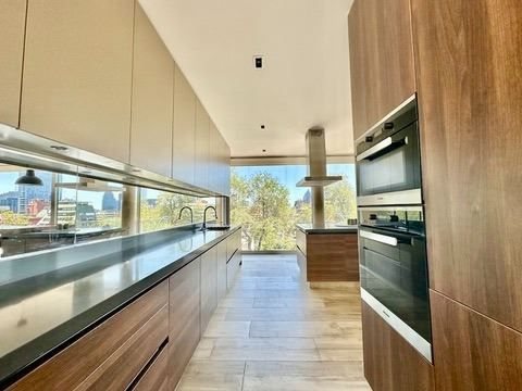 Venta Casa Oriente 4D 4B 3E Barrio El Golf - Las Condes