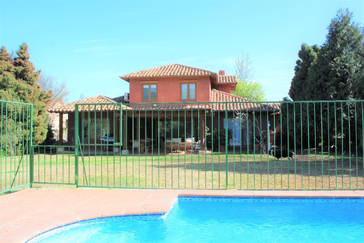 Venta Casa O 5D en suite Walk-in cl&oacute;set 4B 2E Chicureo - Colina