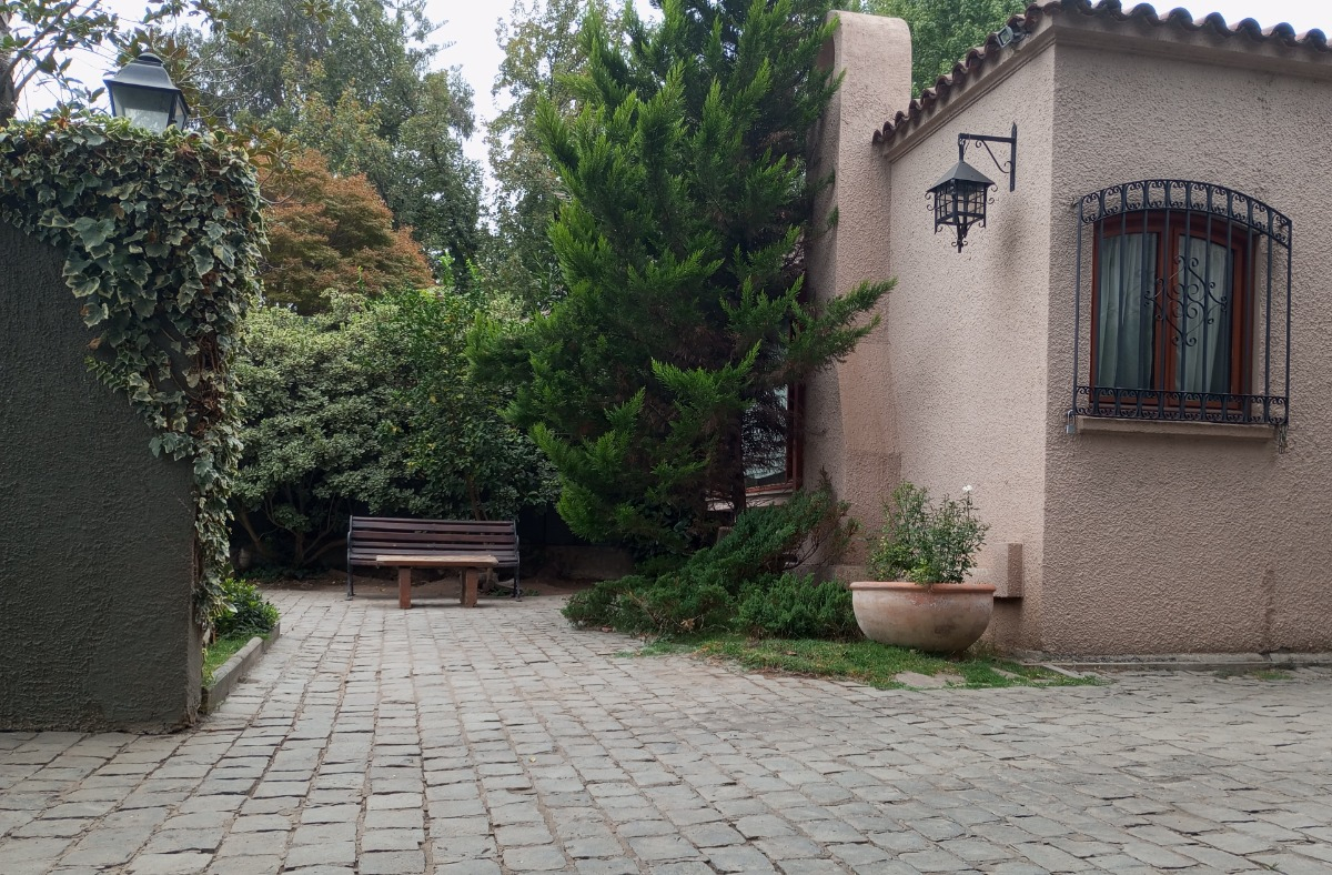Venta Casa NO 4D en suite 4B 3E 1B Borde R&iacute;o - Casa Piedra - Vitacura