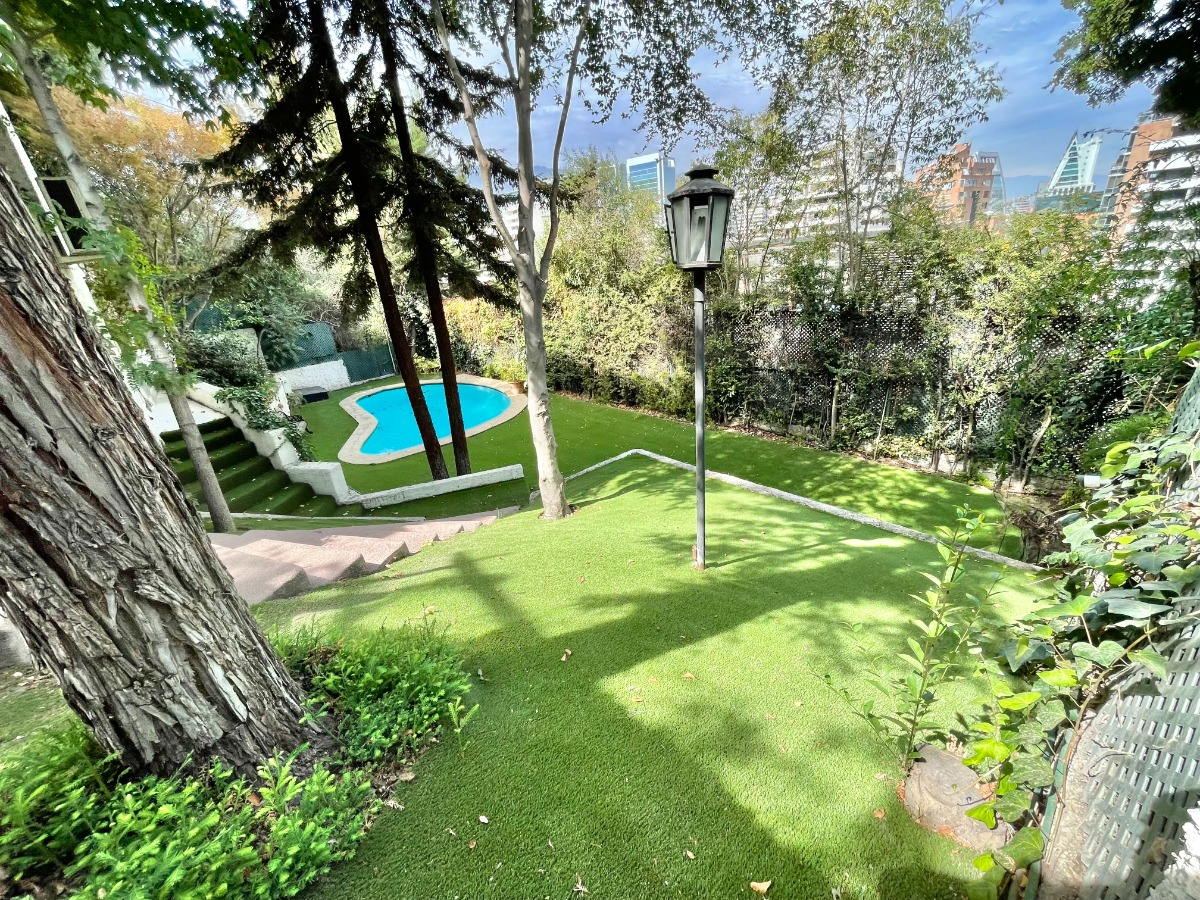 Venta Casa S 5D en suite Walk-in cl&oacute;set 5B 3E 1B Barrio El Golf - Las Condes