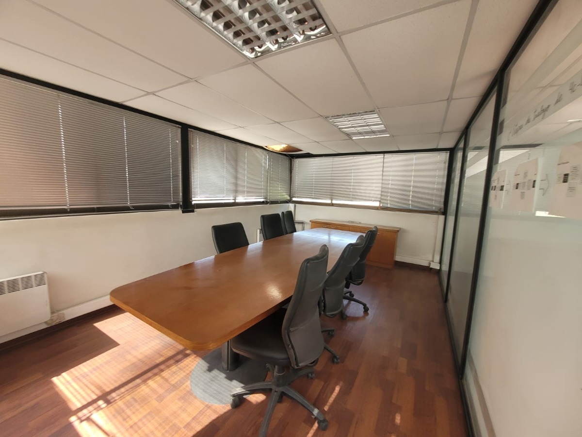 Bodega Industrial Con Edificio De Oficinas De Cuatro Planta.