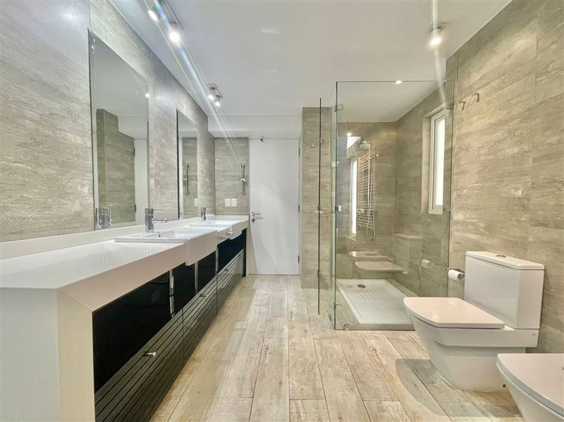 Arriendo Casa NorOriente-Poniente 6D 4B 2E 1B Borde R&iacute;o - Casa Piedra - Vitacura