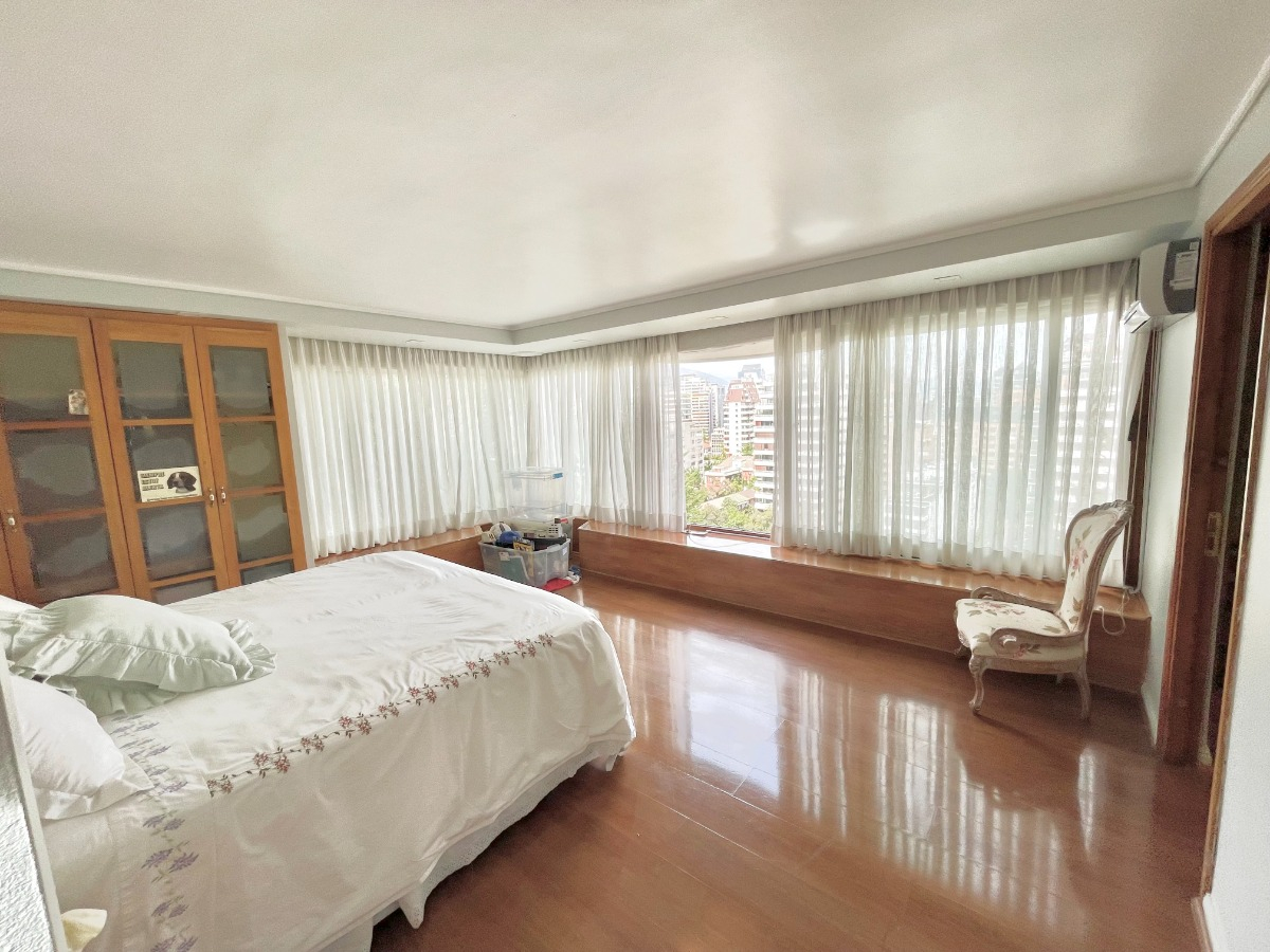 Venta Casa S 5D en suite Walk-in cl&oacute;set 5B 3E 1B Barrio El Golf - Las Condes