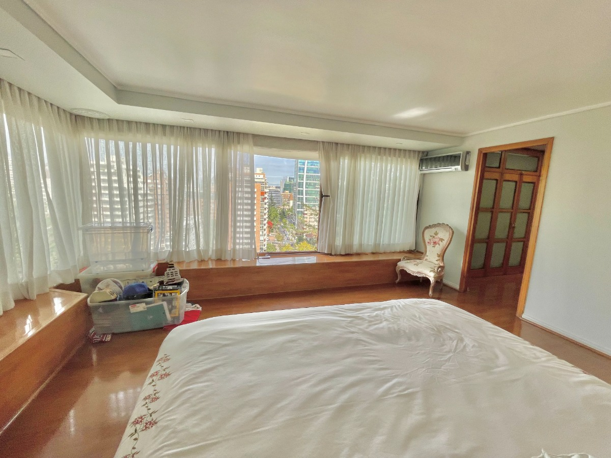 Venta Casa S 5D en suite Walk-in cl&oacute;set 5B 3E 1B Barrio El Golf - Las Condes