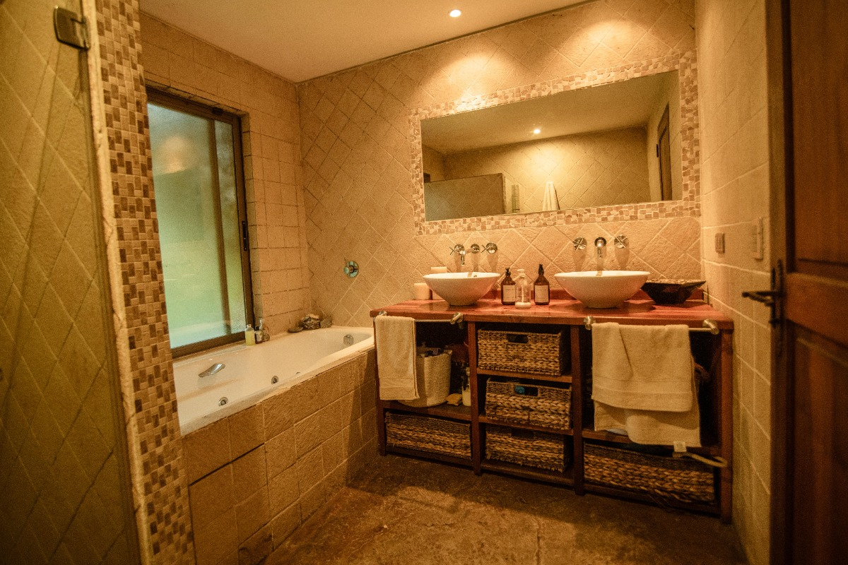 Venta Casa NO 5D en suite Walk-in cl&oacute;set 5B 3E 4B Borde R&iacute;o - Casa Piedra - Vitacura