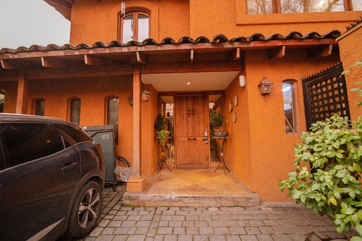 Venta Casa NO 5D en suite Walk-in cl&oacute;set 5B 3E 4B Borde R&iacute;o - Casa Piedra - Vitacura