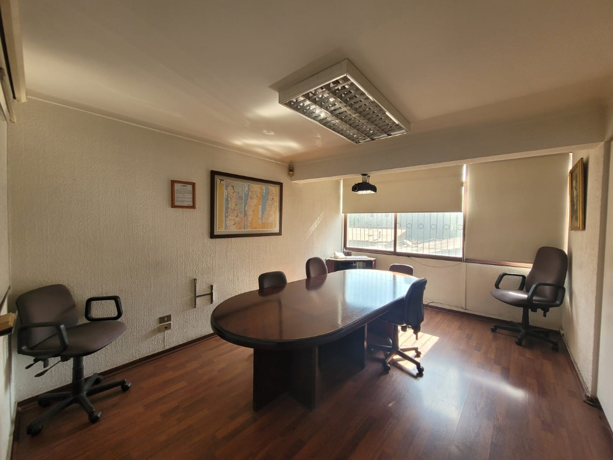 Bodega Industrial Con Edificio De Oficinas De Cuatro Planta.