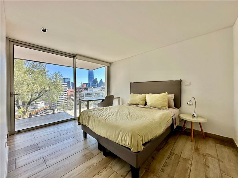 Venta Casa Oriente 4D 4B 3E Barrio El Golf - Las Condes