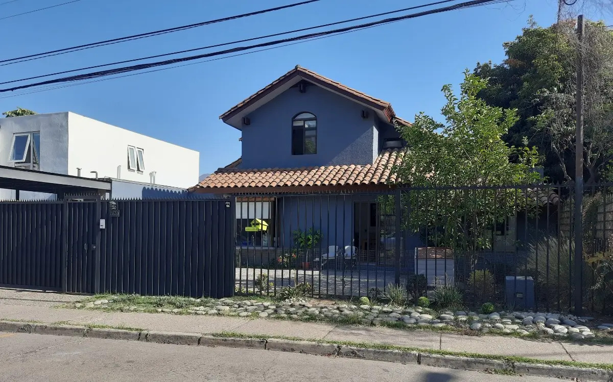 Arriendo Casa N 4D en suite Walk-in cl&oacute;set 3B 2E 2B Villa El Dorado - Vitacura