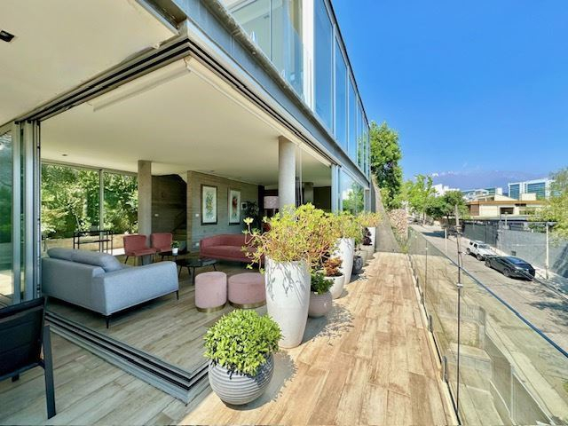 Venta Casa Oriente 4D 4B 3E Barrio El Golf - Las Condes