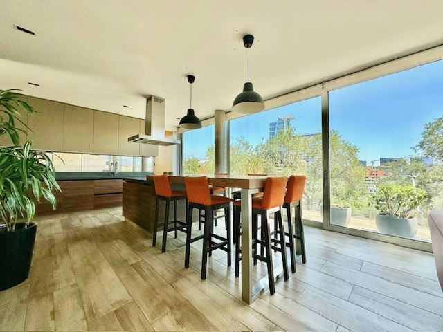 Venta Casa Oriente 4D 4B 3E Barrio El Golf - Las Condes