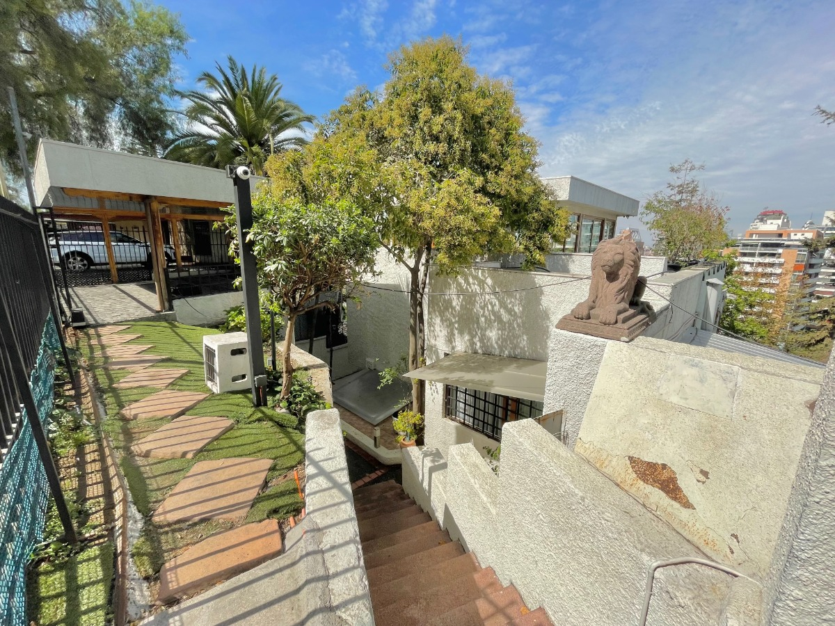 Venta Casa S 5D en suite Walk-in cl&oacute;set 5B 3E 1B Barrio El Golf - Las Condes