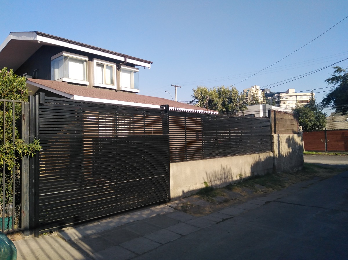 Venta Casa 3D en suite Walk-in cl&oacute;set 3B 2E Troncos Viejos - La Reina