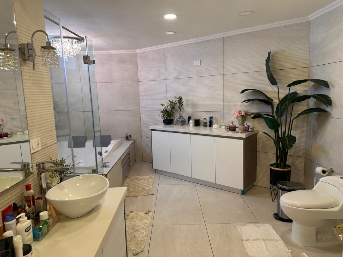 Arriendo Casa NO 4D en suite Walk-in cl&oacute;set 6B 3E 1B Los Dominicos - Las Condes