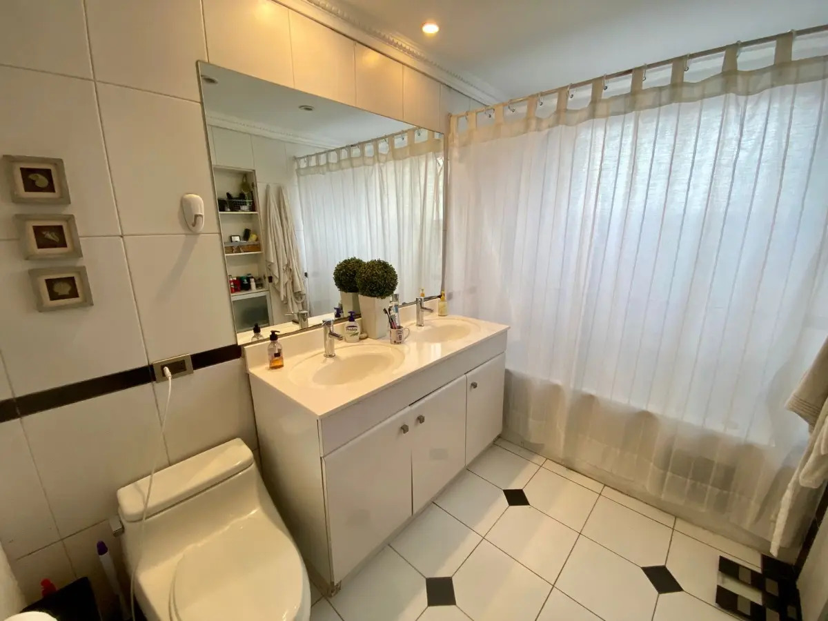 Venta Casa NO 4D Walk-in cl&oacute;set 2B 1E 1B Barrio El Golf - Las Condes