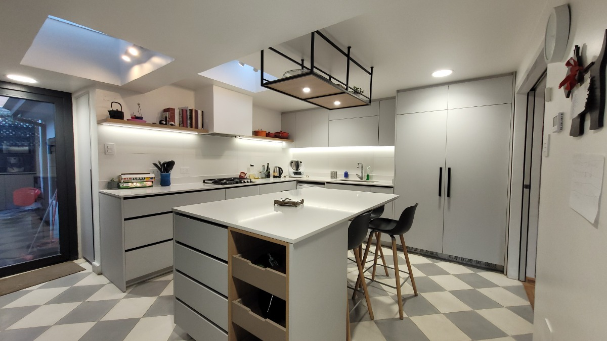 Arriendo Casa NP 4D 4B 2E 2B Borde R&iacute;o - Casa Piedra - Vitacura