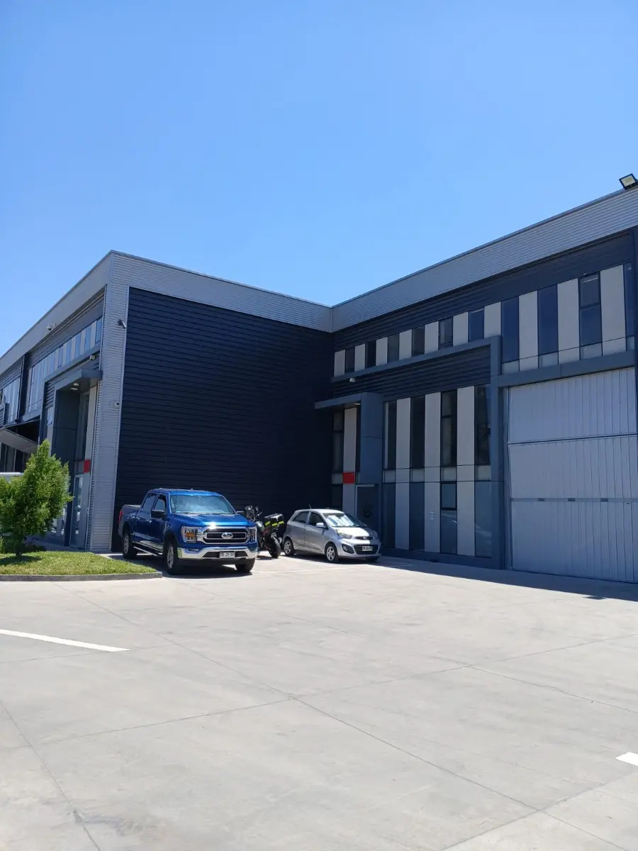 Arriendo Galpon Con Oficina Y Showroom Frente A La Radial