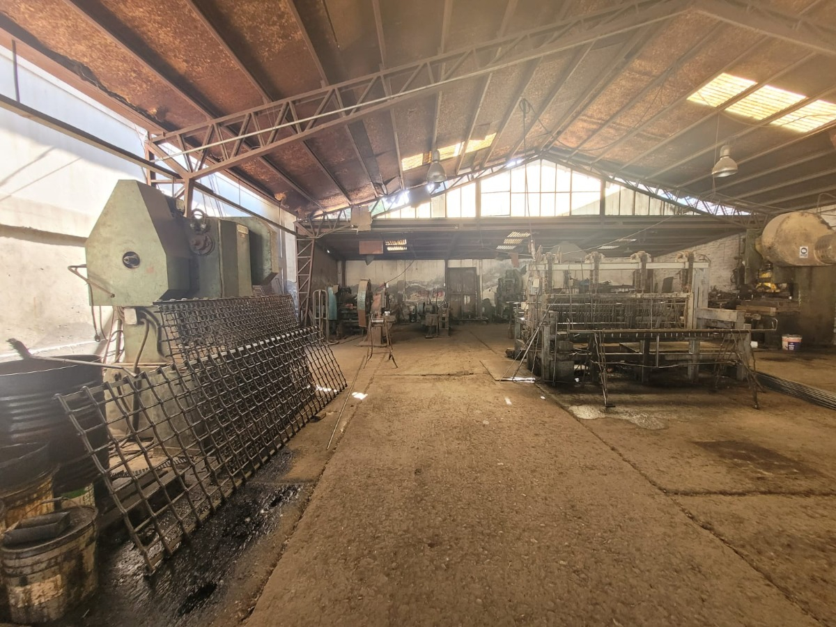 Bodega Industrial Con Edificio De Oficinas De Cuatro Planta.