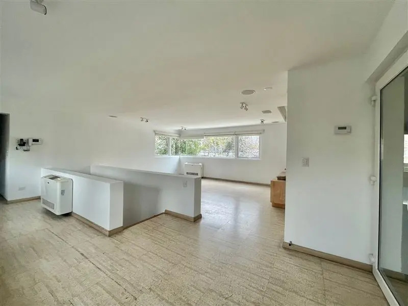 Arriendo Casa NorOriente-Poniente 6D 4B 2E 1B Borde R&iacute;o - Casa Piedra - Vitacura