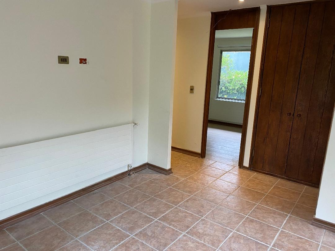 Arriendo Casa 4D en suite Walk-in cl&oacute;set 4B 2E 1B San Carlos de Apoquindo - Las Condes