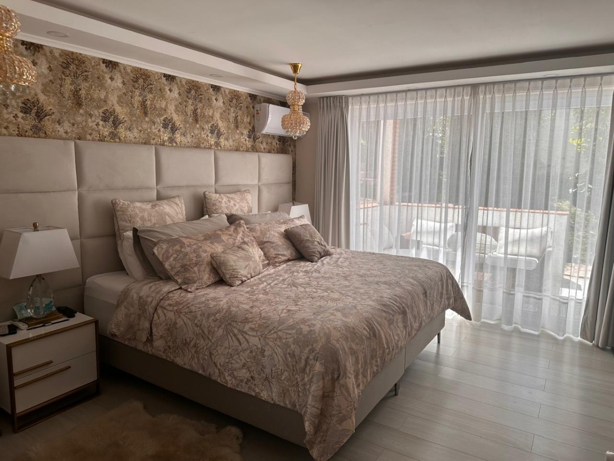 Arriendo Casa NO 4D en suite Walk-in cl&oacute;set 6B 3E 1B Los Dominicos - Las Condes