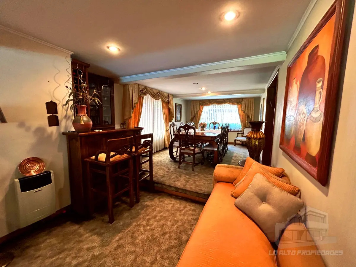 Venta Casa 5D en suite Walk-in cl&oacute;set 4B 4E 1B Metro Sim&oacute;n Bolivar - La Reina