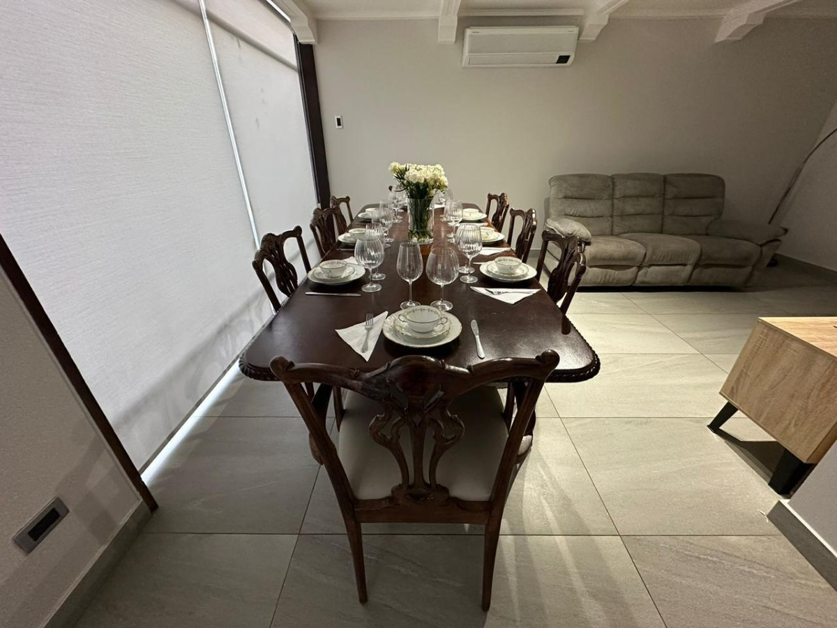 Arriendo Casa 6D en suite Walk-in cl&oacute;set 4B 4E 1B Metro Manquehue - Apumanque - Las Condes