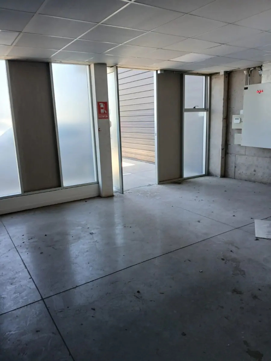 Arriendo Galpon Con Oficina Y Showroom Frente A La Radial