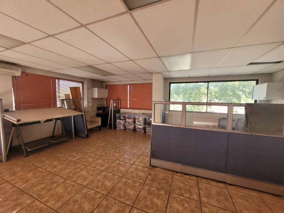 Bodega Industrial Con Edificio De Oficinas De Cuatro Planta.