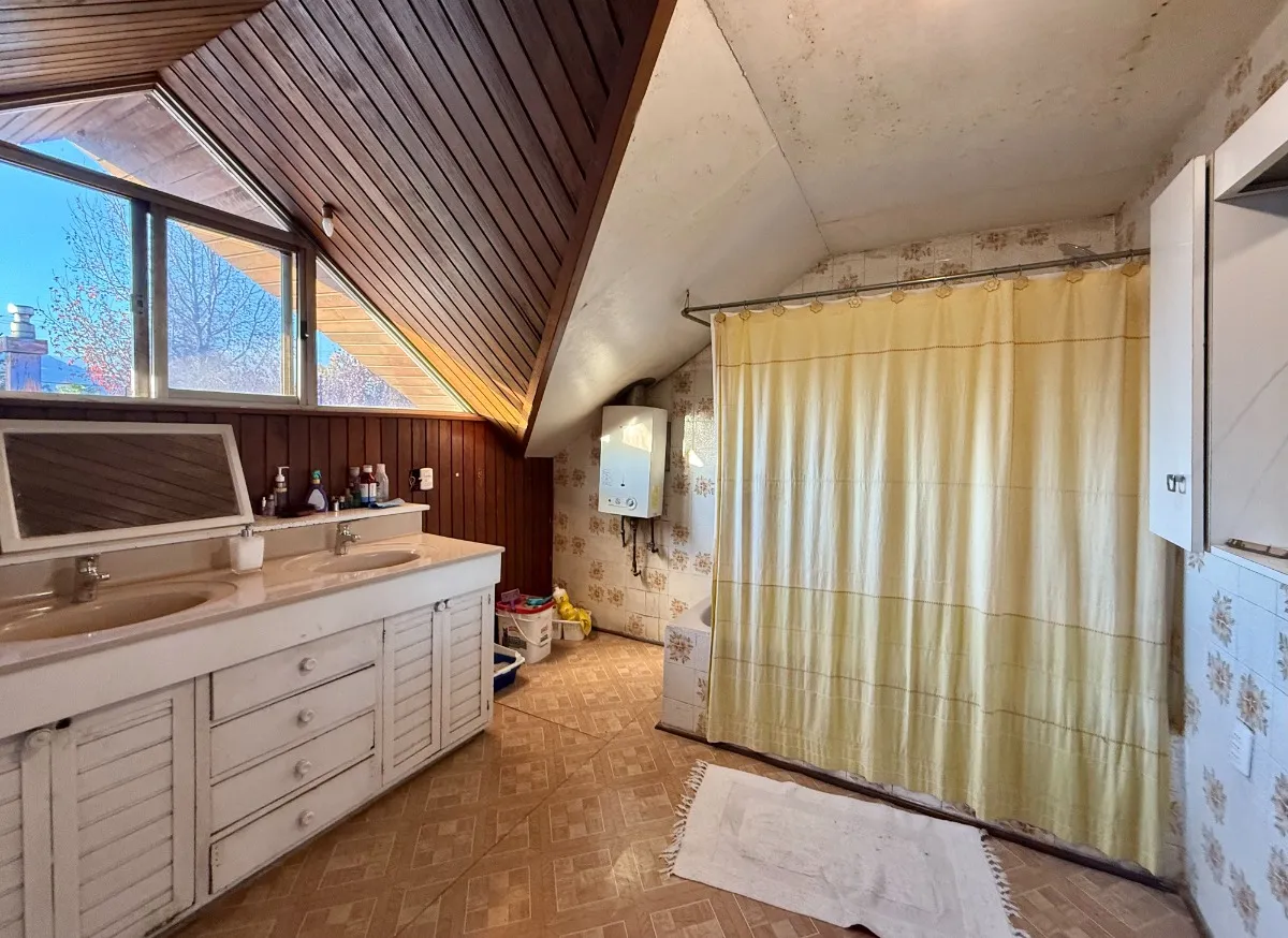 Venta Casa NO 4D 4B 2E 1Bd Nuestra Se&ntilde;ora del Rosario - Vitacura