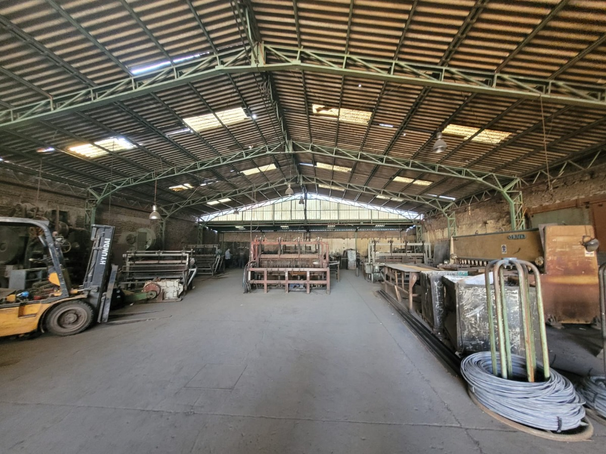 Bodega Industrial Con Edificio De Oficinas De Cuatro Planta.