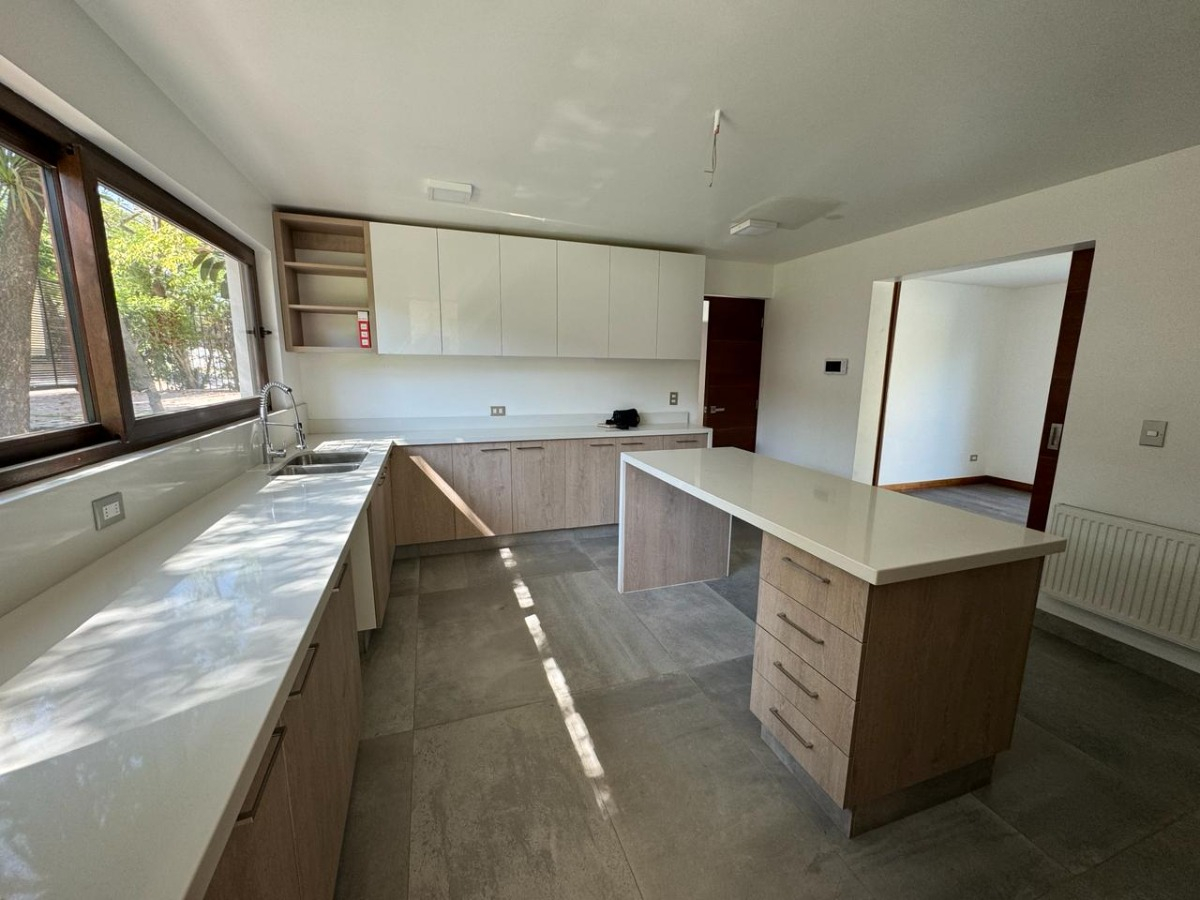 Venta Casa NO 6D Walk-in cl&oacute;set 4B 2E 1B San Carlos de Apoquindo - Las Condes