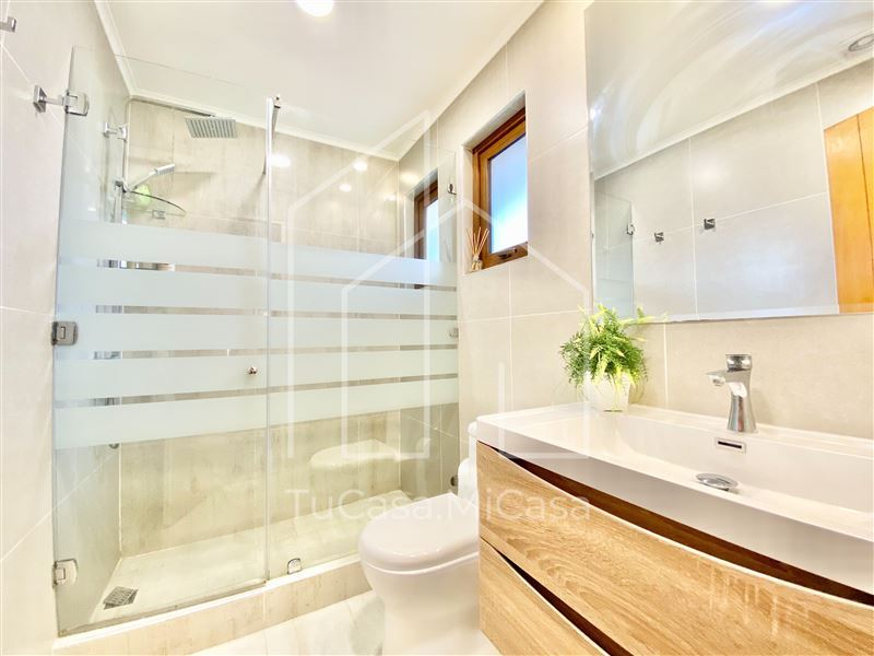 Venta Casa Nor-Oriente 4D en suite Walk-in cl&oacute;set 3B 2E 1B San Carlos de Apoquindo - Las Condes