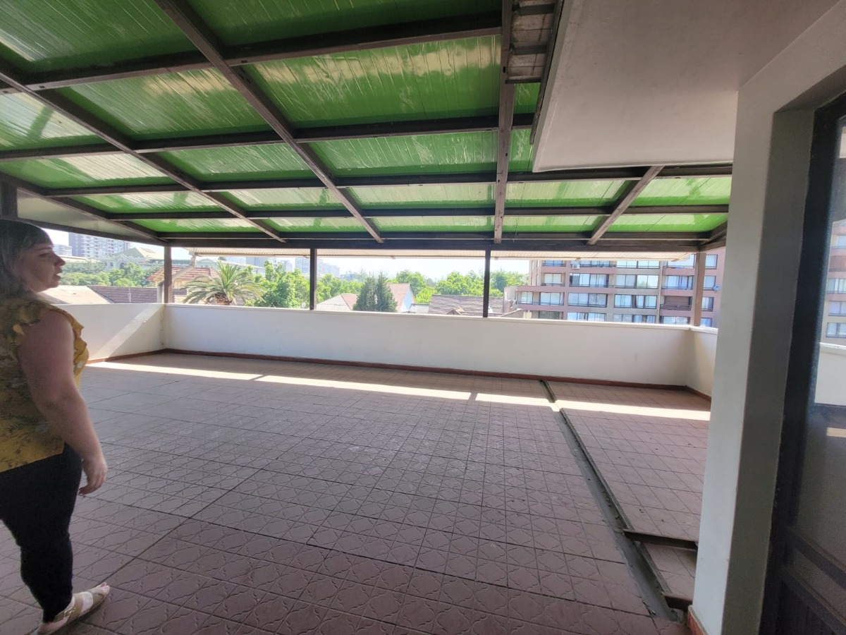 Bodega Industrial Con Edificio De Oficinas De Cuatro Planta.