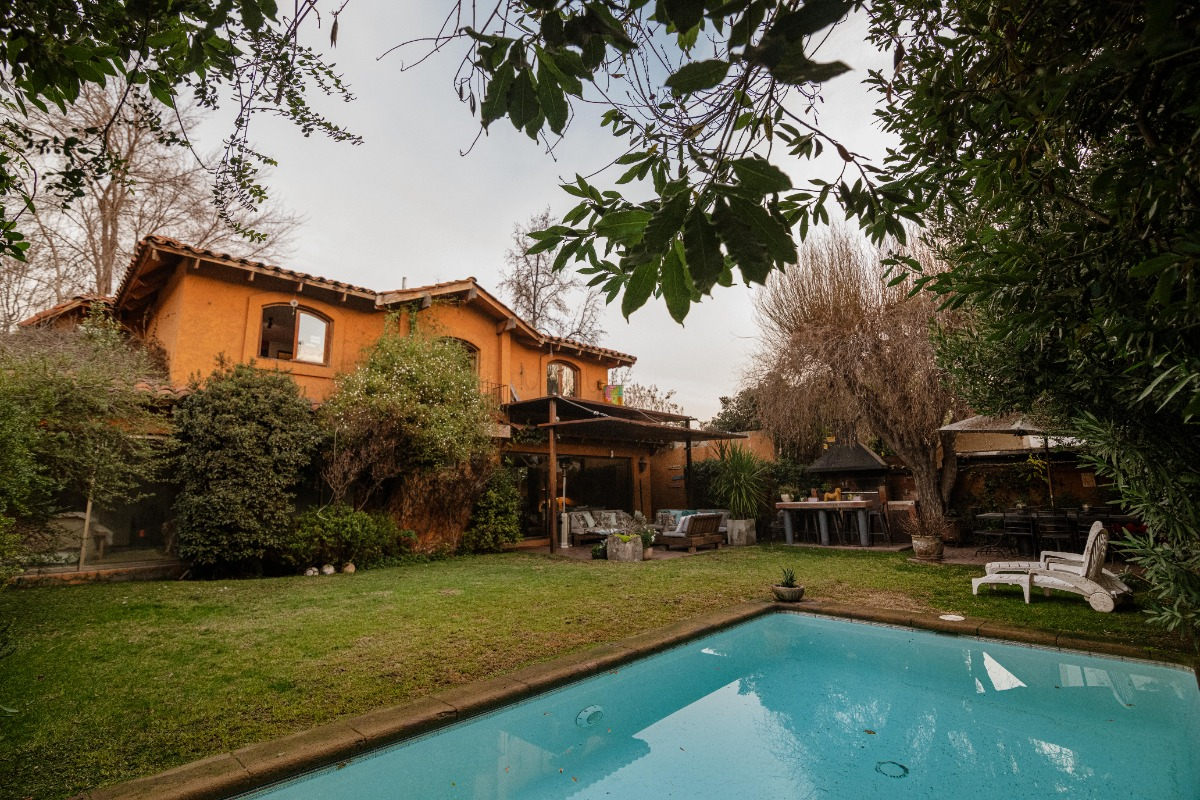 Venta Casa NO 5D en suite Walk-in cl&oacute;set 5B 3E 4B Borde R&iacute;o - Casa Piedra - Vitacura