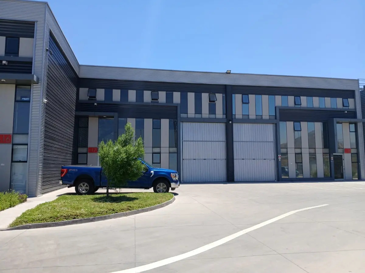 Arriendo Galpon Con Oficina Y Showroom Frente A La Radial