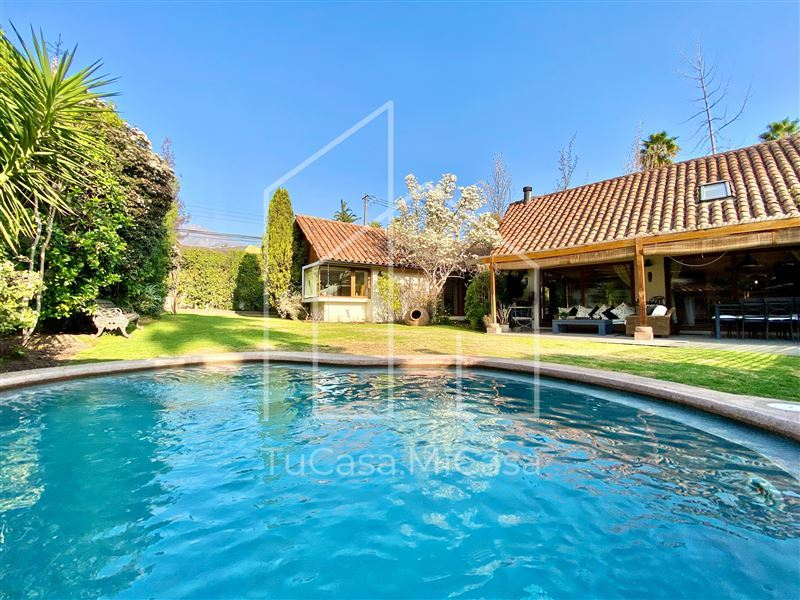 Venta Casa Nor-Oriente 4D en suite Walk-in cl&oacute;set 3B 2E 1B San Carlos de Apoquindo - Las Condes