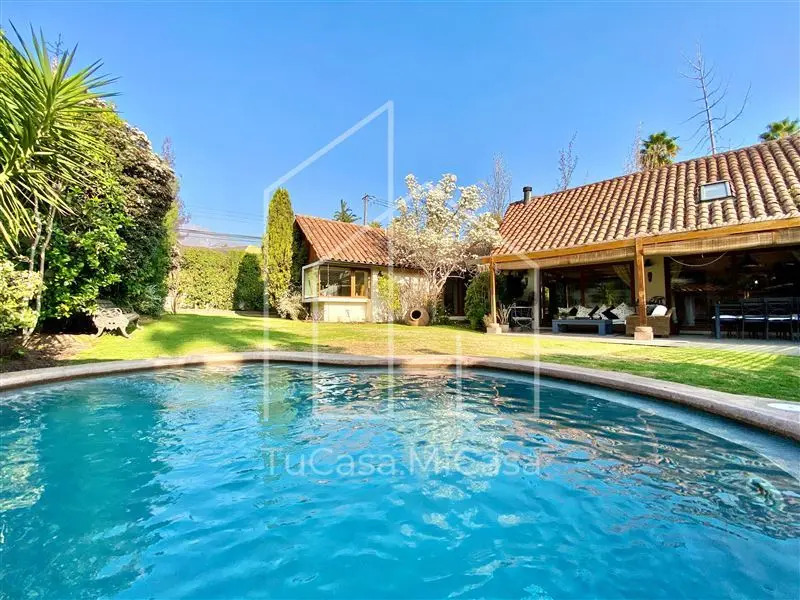 Venta Casa Nor-Oriente 4D en suite Walk-in cl&oacute;set 3B 2E 1B San Carlos de Apoquindo - Las Condes