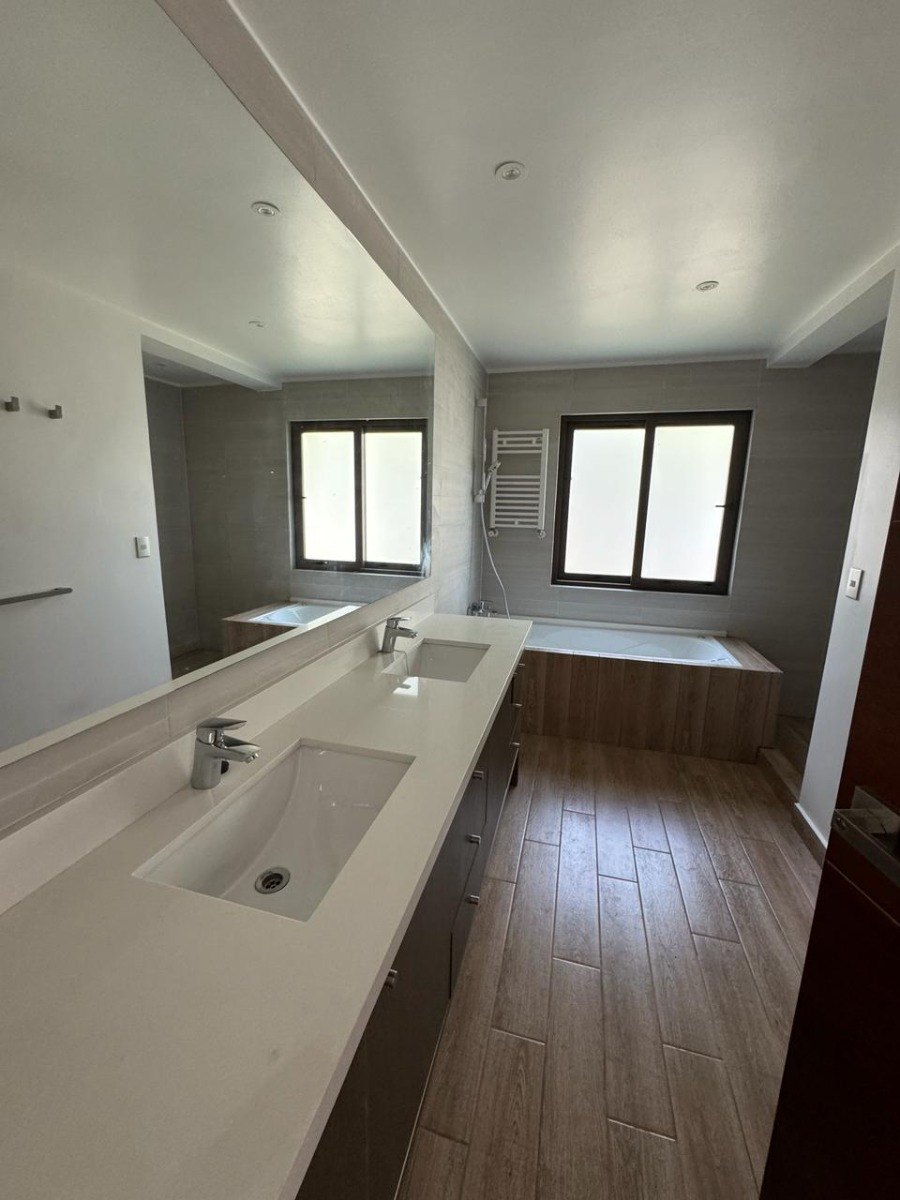 Venta Casa NO 6D Walk-in cl&oacute;set 4B 2E 1B San Carlos de Apoquindo - Las Condes