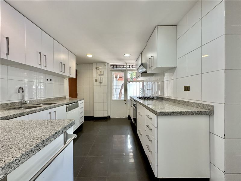 Arriendo Casa NorOriente-Poniente 5D 3B 2E 1B Jard&iacute;n Del Este - Vitacura