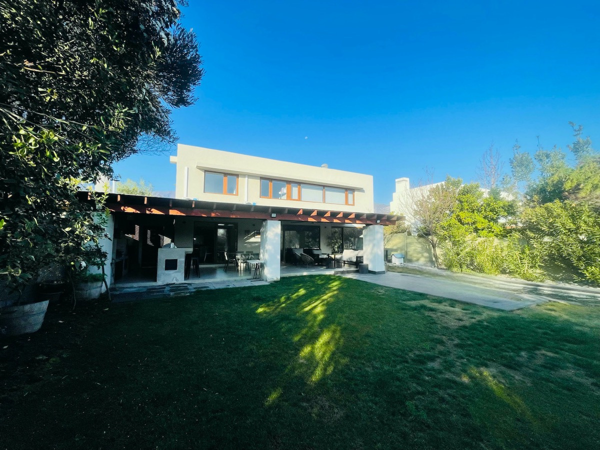Venta Casa NP 5D en suite Walk-in cl&oacute;set 5B 2E 2B Chicureo - Colina
