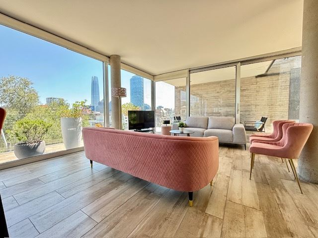 Venta Casa Oriente 4D 4B 3E Barrio El Golf - Las Condes