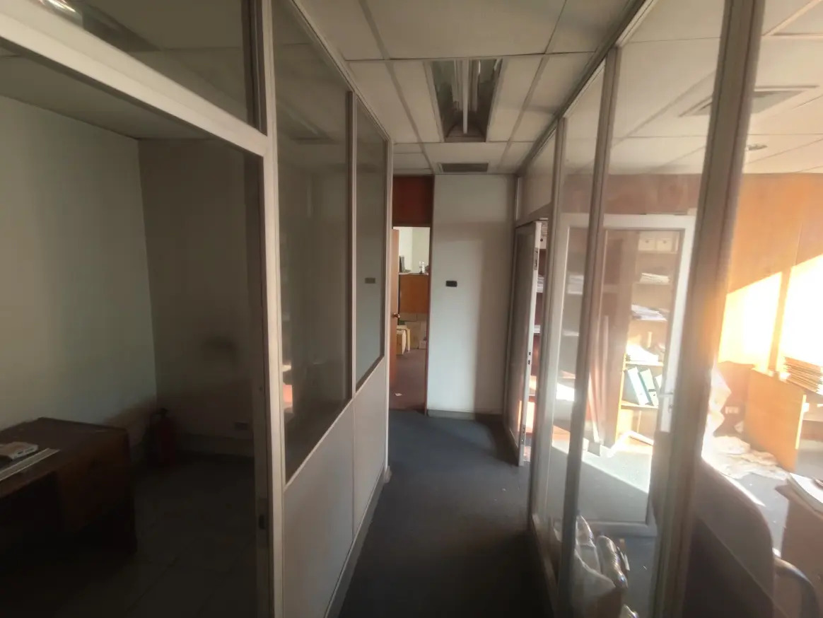 Propiedad Industrial: Edificio De Oficinas Y Galp&oacute;n